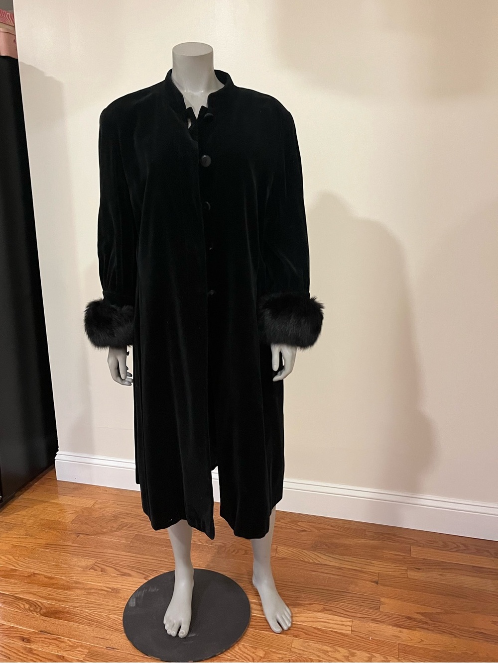 Vintage Escada Luxurious Black Velvet Opera Coat w Removable Fox Fur Cuffs Sz 10